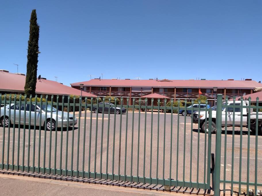 Cosy 2 Bedroom Unit In A Secure Gated Complex Kalgoorlie Exterior photo