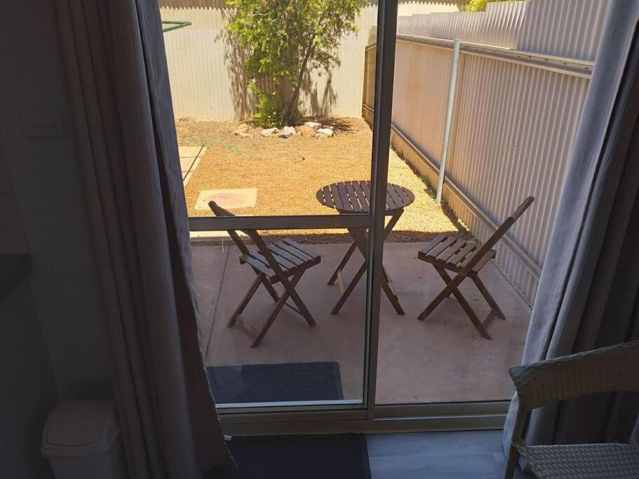 Cosy 2 Bedroom Unit In A Secure Gated Complex Kalgoorlie Exterior photo